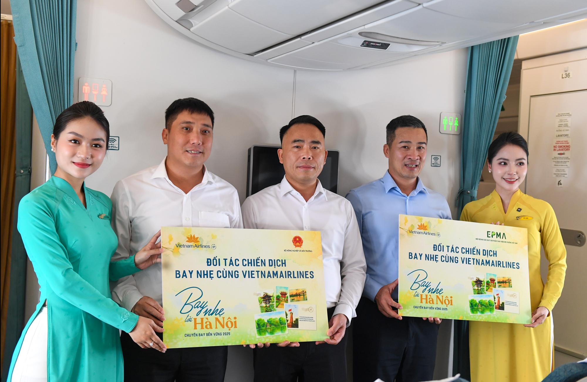 &ldquo;Bay nhẹ tới H&agrave; Nội&rdquo;: Kết nối vẻ đẹp m&ugrave;a thu Thủ đ&ocirc; với th&ocirc;ng điệp xanh c&ugrave;ng Vietnam Airlines- Ảnh 7.