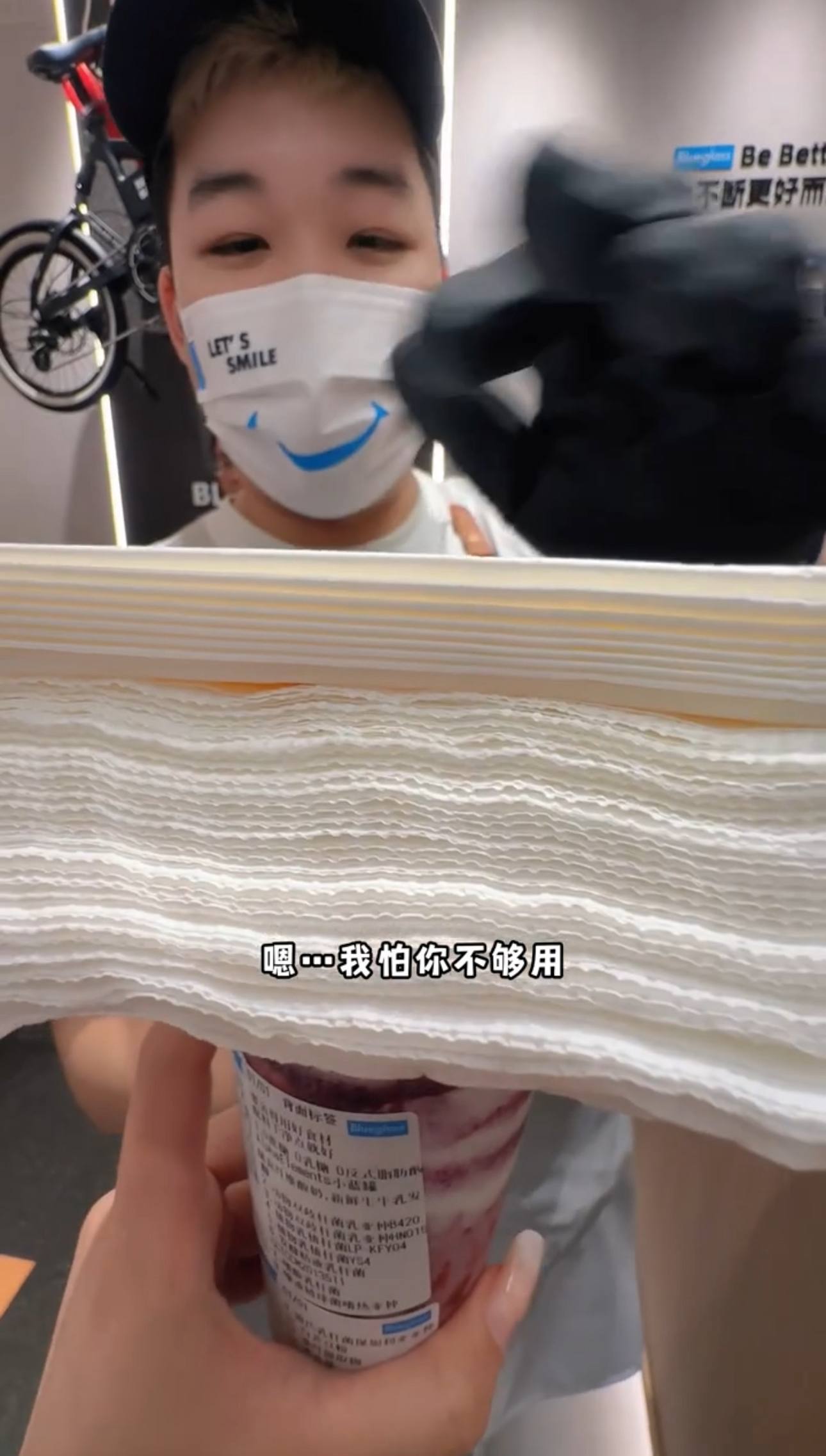 Cận cảnh ly sữa chua có 5000 tỷ lợi khuẩn, ai uống xong cũng phải đi 