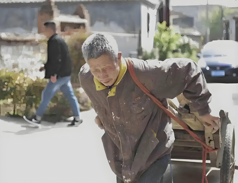 Con trai mất tích, cha mẹ còng lưng trả nợ 12 tỷ suốt 13 năm: Ngày mở két sắt con để lại, thứ bên trong khiến họ ngã quỵ- Ảnh 2.