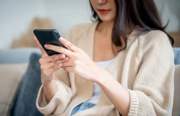 Thường cầm điện thoại theo 3 cách này chính là biểu hiện của EQ thấp- Ảnh 2.