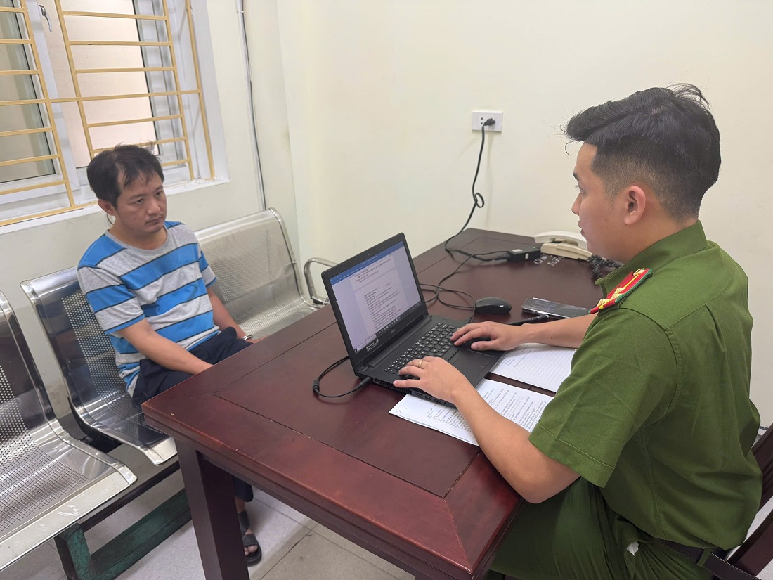 VIDEO: Thiếu tá CSGT bị ô tô tông, bám nắp ca-pô- Ảnh 1. VIDEO: Thiếu tá CSGT bị ô tô tông, bám nắp ca-pô- Ảnh 1.