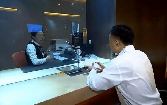 Khách yêu cầu chuyển 184 triệu, ngân hàng chuyển nhầm thành 1,8 tỷ đồng nhưng người nhận không chịu trả lại, còn tuyên bố: "Tôi mới là người phải đòi lại tiền"- Ảnh 1.