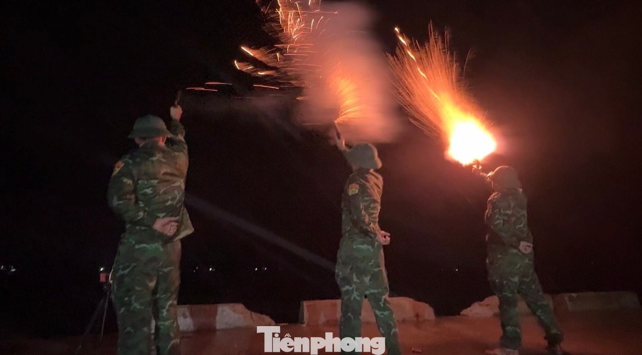 Bắn pháo hiệu khẩn cấp giữa đêm, Quảng Ngãi kêu gọi tàu thuyền vào bờ tránh trú- Ảnh 1.