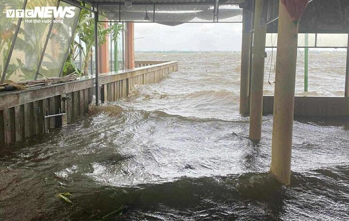 Chưa đổ bộ, bão số 12 đã gây triều cường, nhiều nơi ven phá Tam Giang ngập sâu- Ảnh 1.
