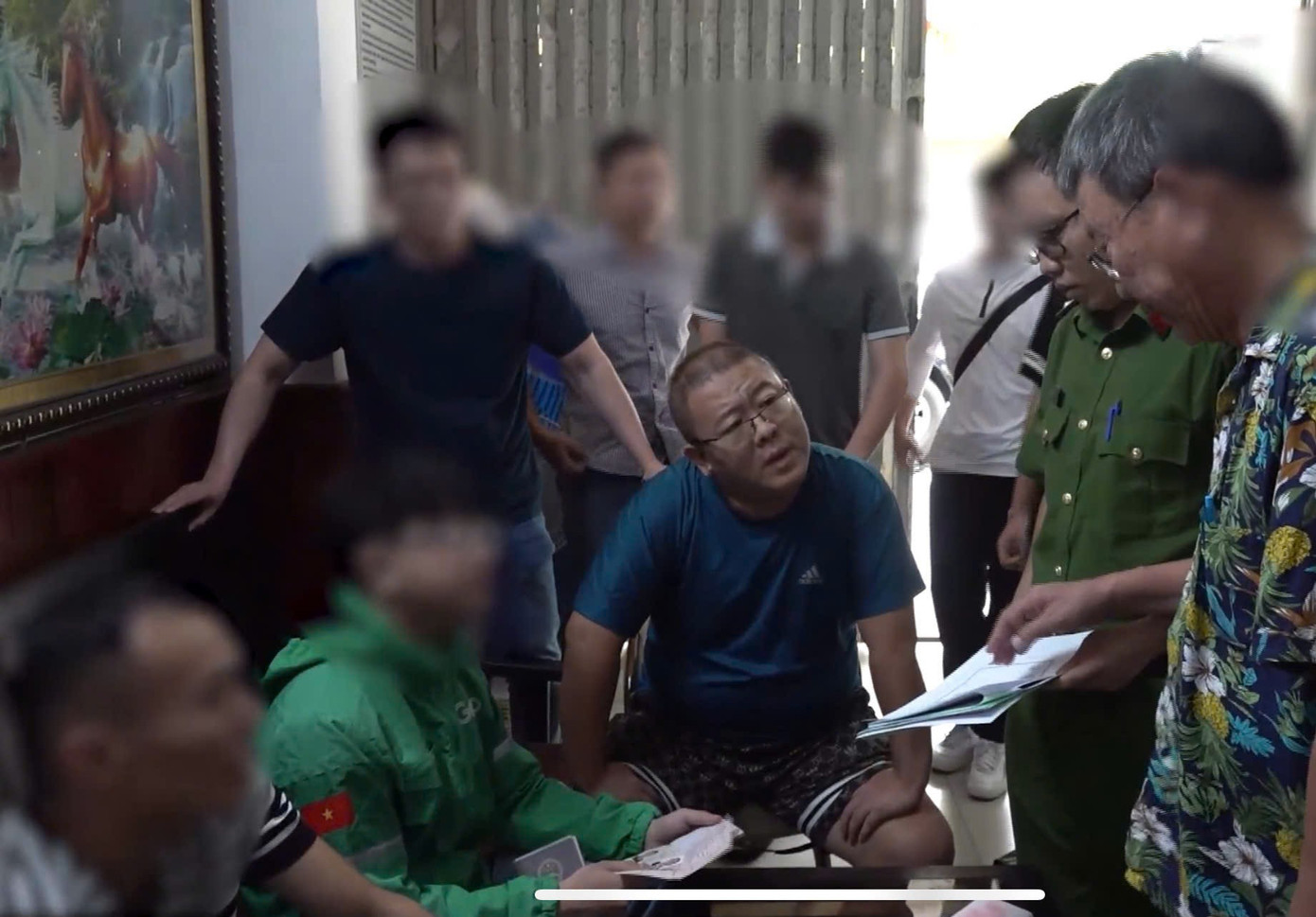 Công an Khánh Hòa bàn giao tên tội phạm lừa đảo cho Trung Quốc- Ảnh 1.
