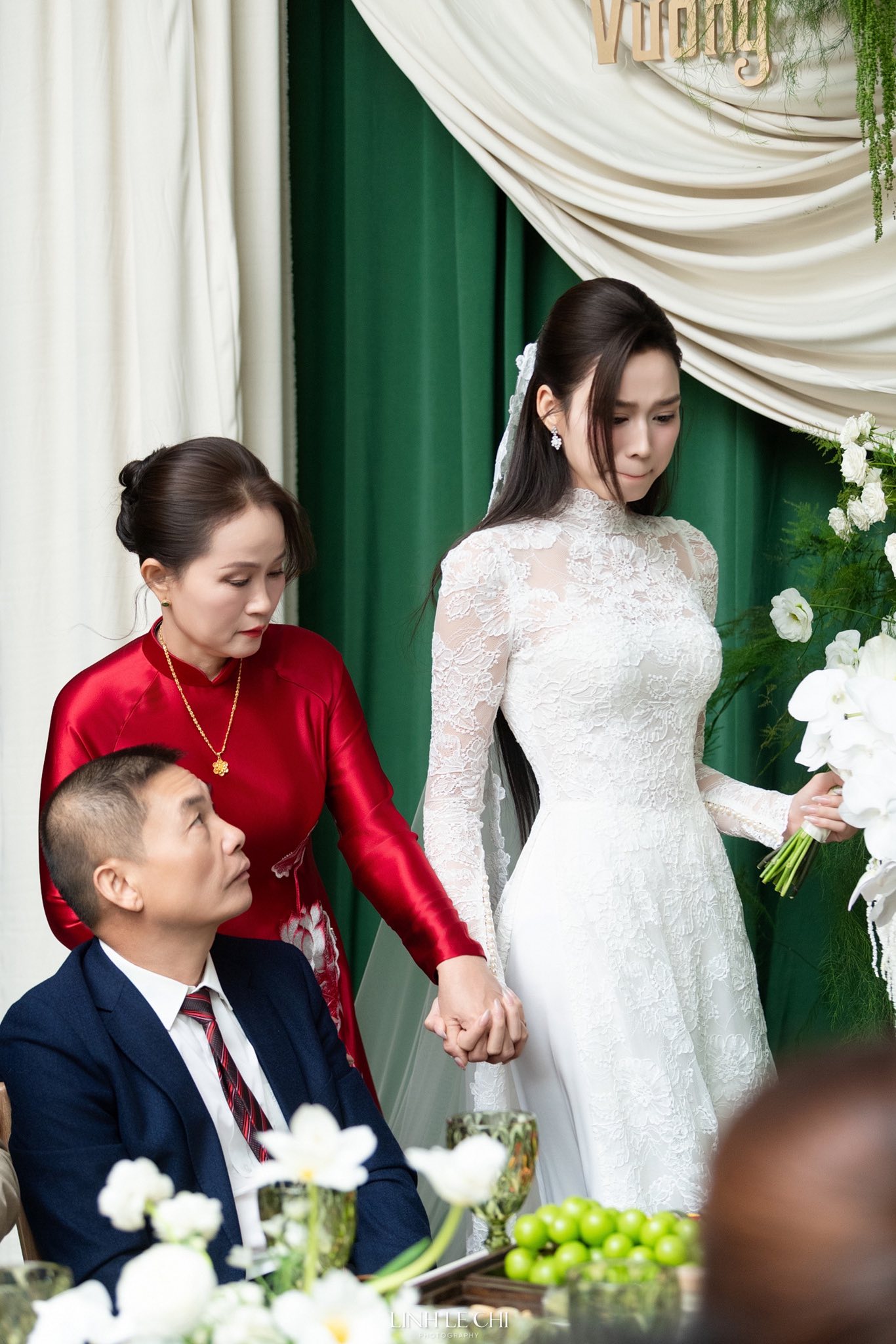 Đỗ Hà liên tục né nụ hôn của thiếu gia Viết Vương trong đám cưới- Ảnh 4.