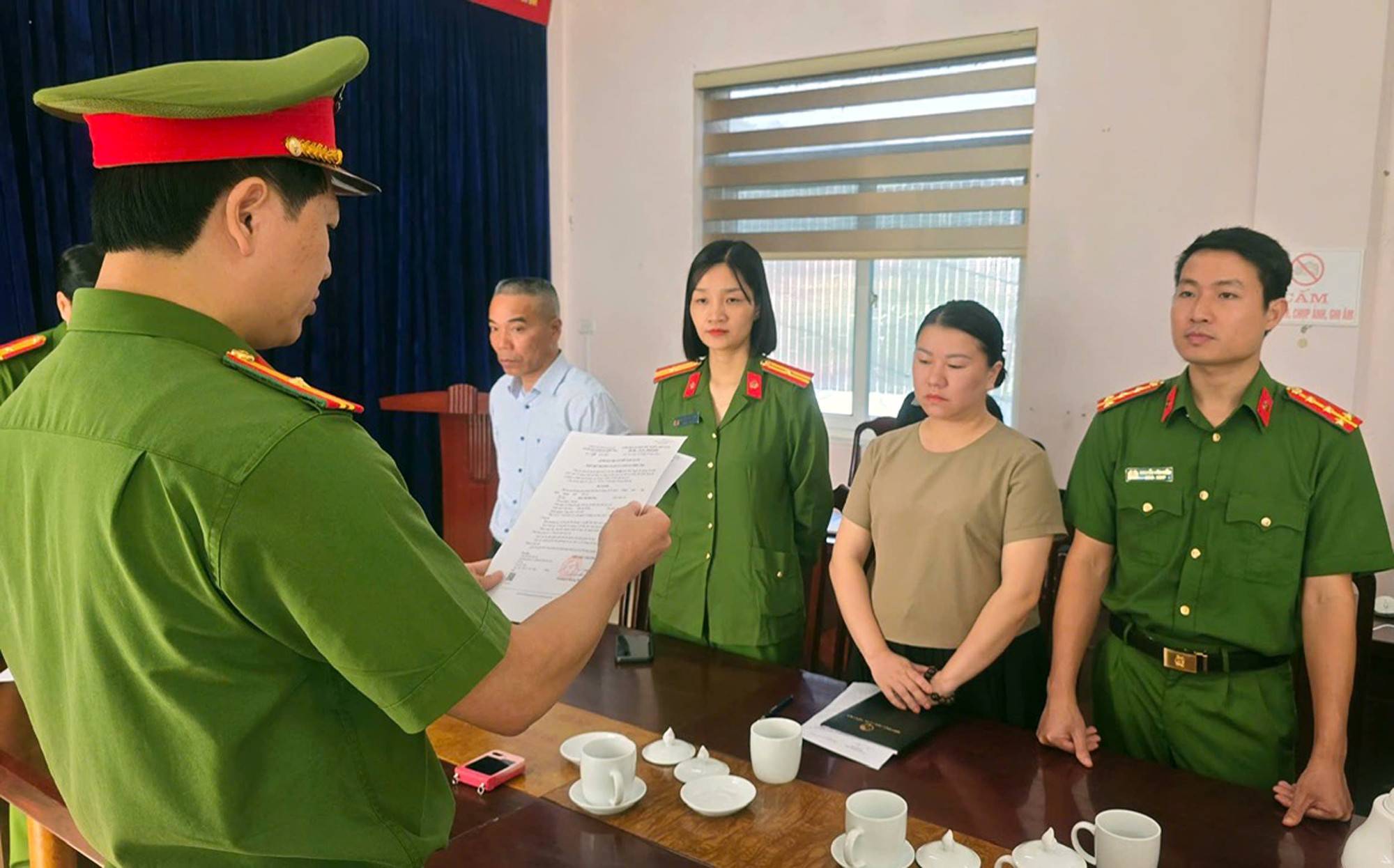 Bắt cán bộ xã Đinh Thị Diệu Hoa sinh năm 1991- Ảnh 1.