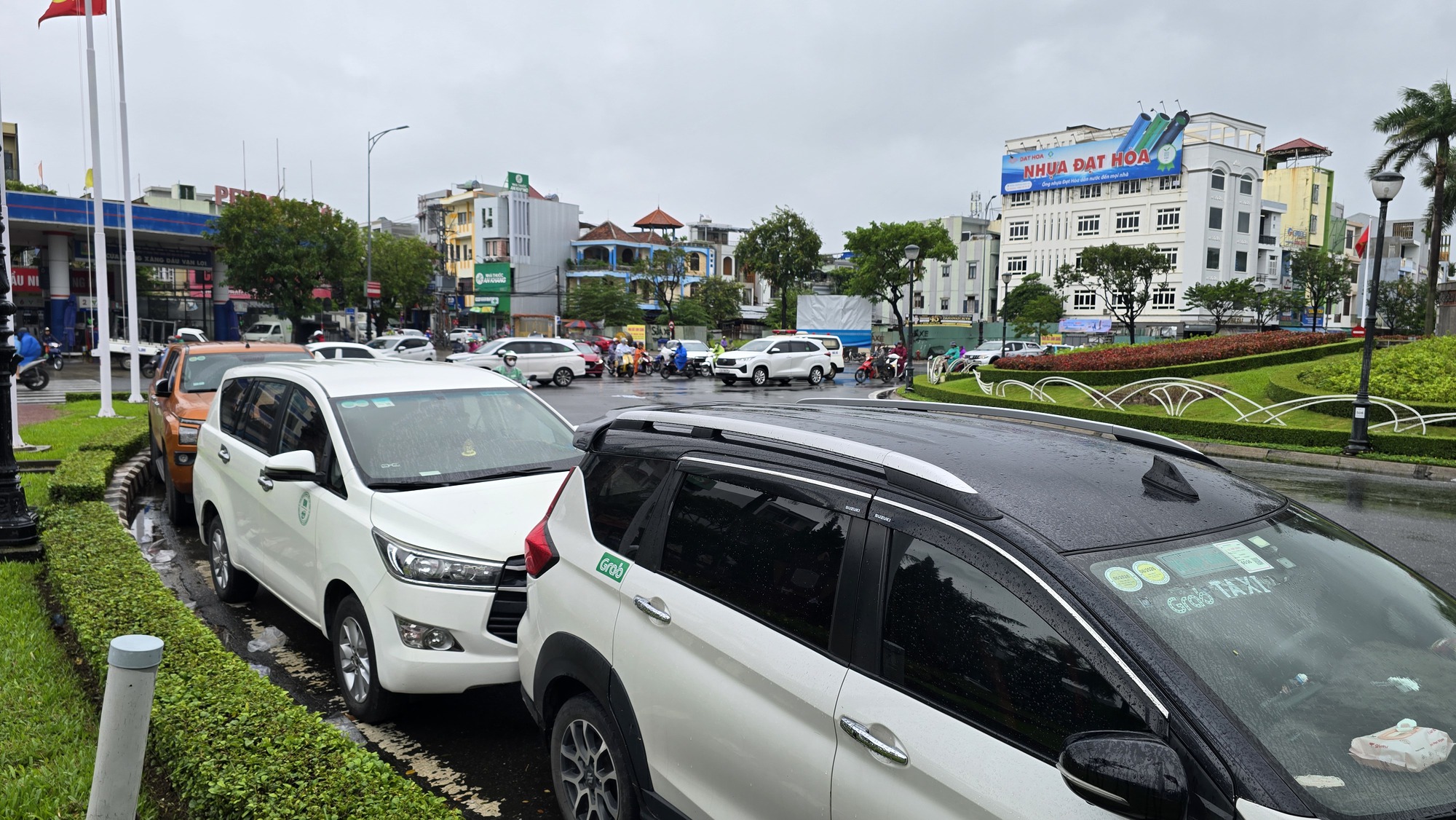 Lo mưa đặc biệt lớn, nhiều tài xế Đà Nẵng "mách nhau" đưa xe ô tô “giành chỗ” tránh ngập- Ảnh 4. Lo mưa đặc biệt lớn, nhiều tài xế Đà Nẵng "mách nhau" đưa xe ô tô “giành chỗ” tránh ngập- Ảnh 4.