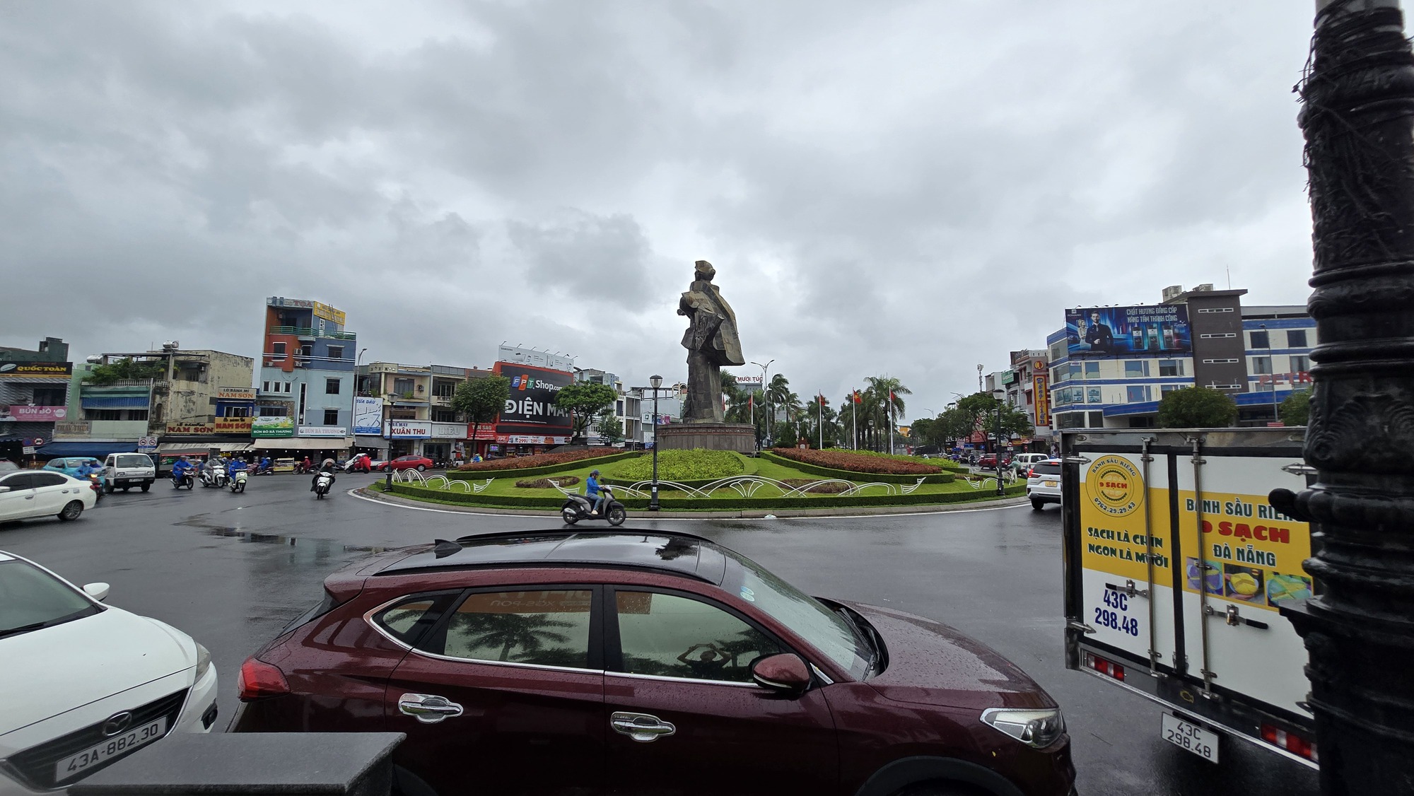 Lo mưa đặc biệt lớn, nhiều tài xế Đà Nẵng "mách nhau" đưa xe ô tô “giành chỗ” tránh ngập- Ảnh 1. Lo mưa đặc biệt lớn, nhiều tài xế Đà Nẵng "mách nhau" đưa xe ô tô “giành chỗ” tránh ngập- Ảnh 1.