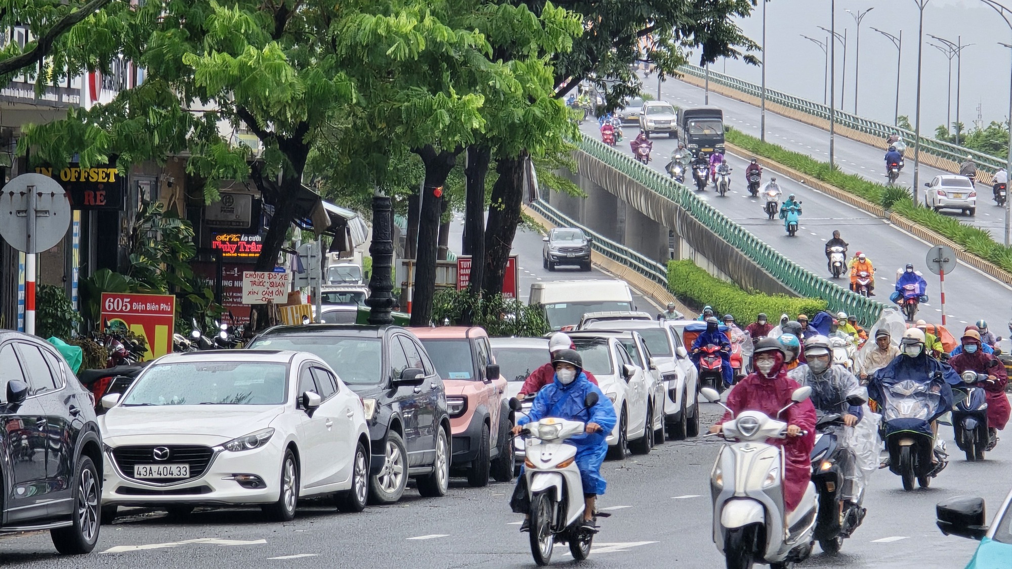 Lo mưa đặc biệt lớn, nhiều tài xế Đà Nẵng "mách nhau" đưa xe ô tô “giành chỗ” tránh ngập- Ảnh 5. Lo mưa đặc biệt lớn, nhiều tài xế Đà Nẵng "mách nhau" đưa xe ô tô “giành chỗ” tránh ngập- Ảnh 5.