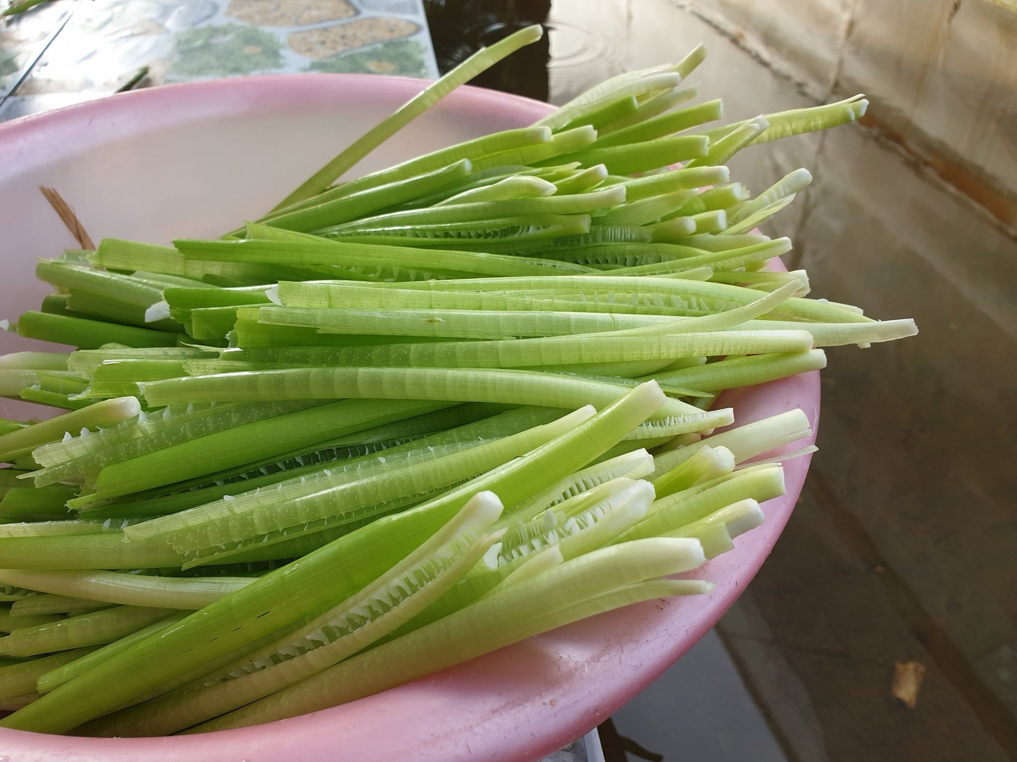 Rau mọc bờ bụi giờ thành đặc sản miền Tây: Giá đắt hơn thịt, 120.000 đồng/kg vẫn nườm nượp người mua- Ảnh 4.
