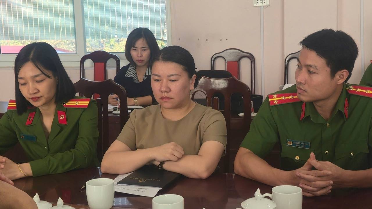 Bắt cán bộ xã Đinh Thị Diệu Hoa sinh năm 1991- Ảnh 2.