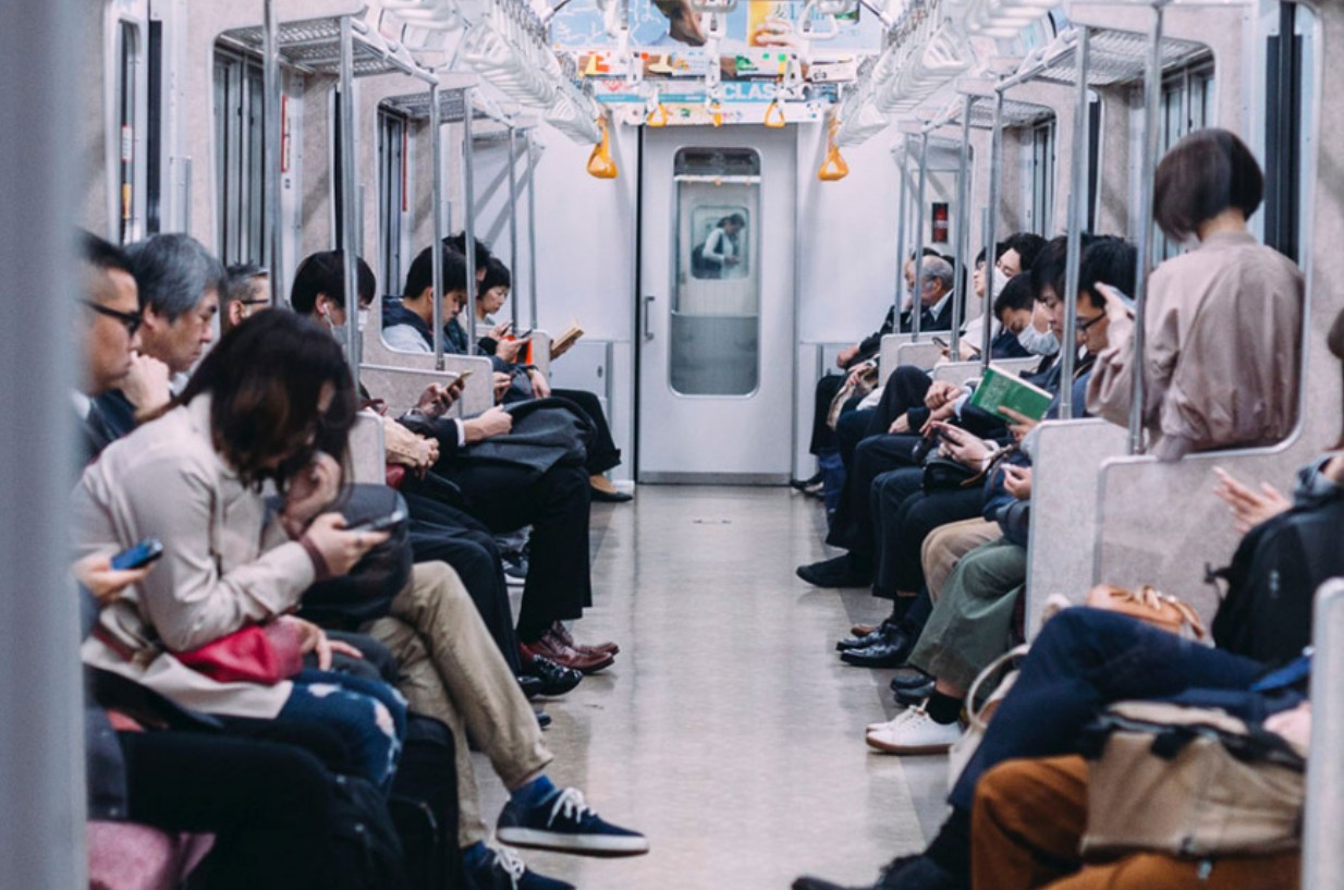 Nghịch lý: Sách trở thành công cụ làm màu, người đọc sách nơi công cộng lo sợ bị đánh giá "phông bạt"?- Ảnh 1.