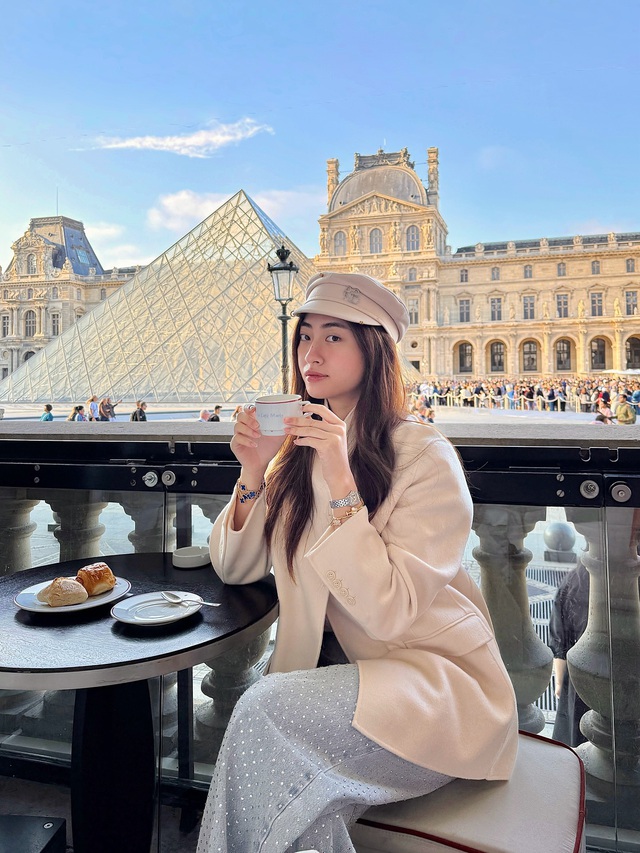 Nữ giảng viên đại học đi vi vu ở trời Âu nhưng tâm điểm là phong cách thời trang đẹp tới từng set đồ- Ảnh 1.