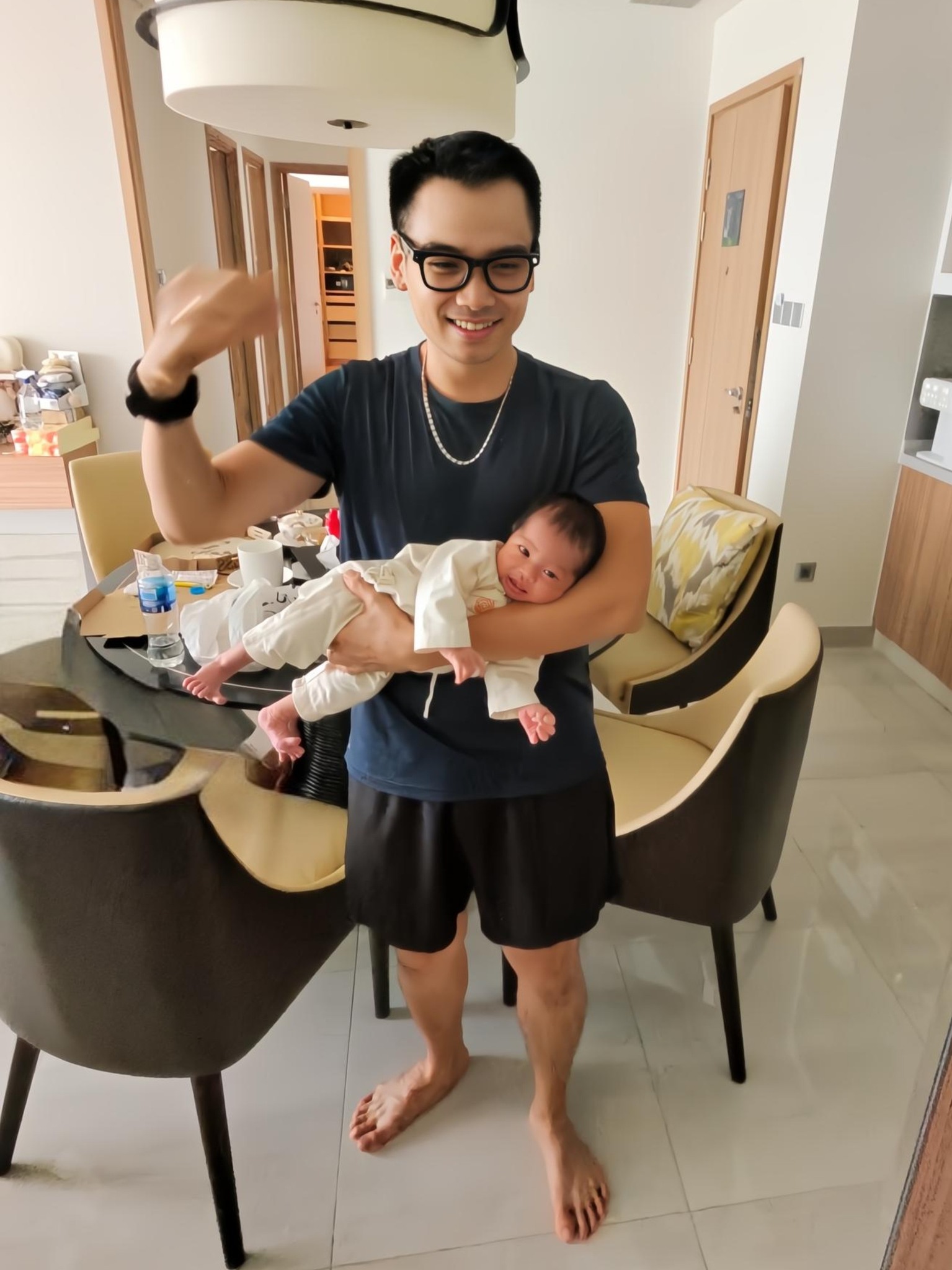 Chồng hoa hậu H'Hen Niê sau 5 tháng đi chữa bệnh này một mình dù bị vợ ngăn cản- Ảnh 3.