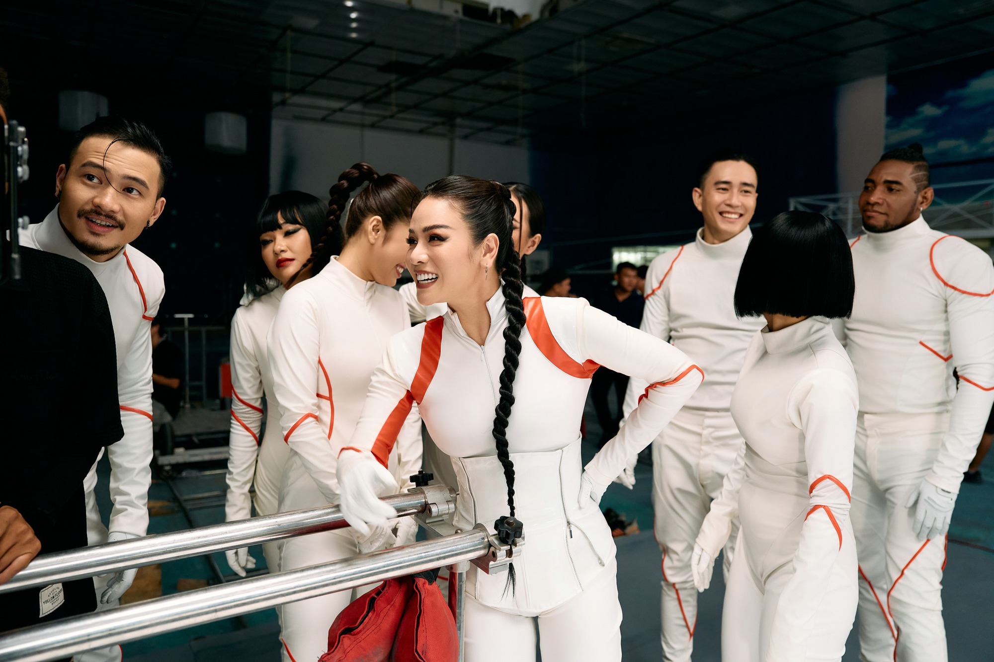“Nồi lẩu thập cẩm” của mẹ đơn thân giàu bậc nhất Vbiz: Nét diễn sến rện, giọng hát như trôi về thời đại trước- Ảnh 9. “Nồi lẩu thập cẩm” của mẹ đơn thân giàu bậc nhất Vbiz: Nét diễn sến rện, giọng hát như trôi về thời đại trước- Ảnh 9.