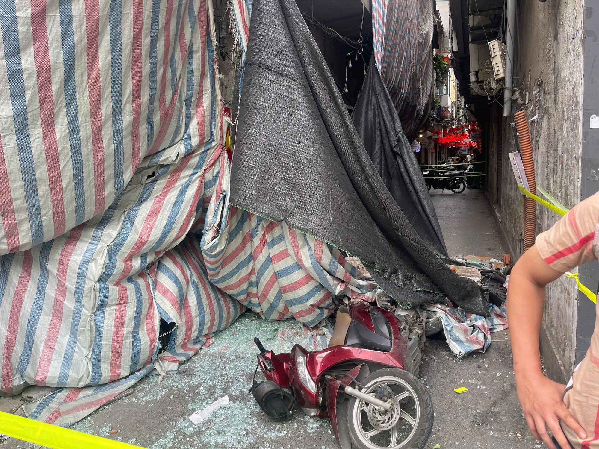 Vụ bê tông rơi trúng người đi đường ở Hà Nội: Danh tính 1 nạn nhân đã tử vong- Ảnh 1.