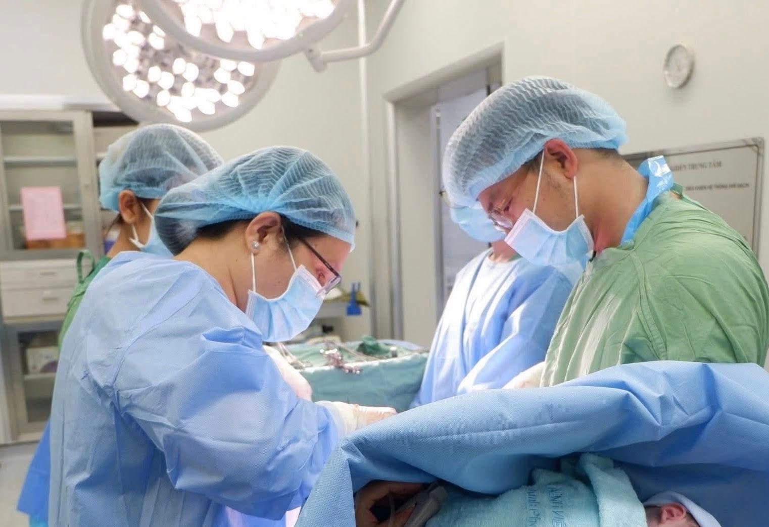 Con vừa chào đời, sản phụ trẻ bị ngưng tim do sốc phản vệ độ 4: 5 phút báo động đỏ giành lại sự sống từ tay “tử thần”- Ảnh 1.