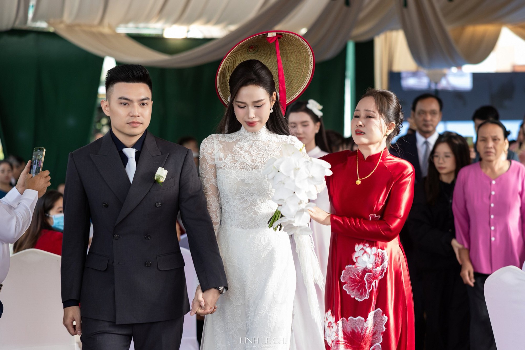 Mẹ Đỗ Hà không một nụ cười, gạt nước mắt khi đưa con gái về làm dâu hào môn- Ảnh 5.