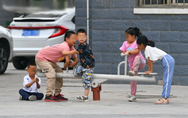 Con gái mừng rỡ khi được "giáo viên" vẽ ký hiệu lạ trên tay, nhưng vừa nhìn thấy bà mẹ lập tức báo cảnh sát- Ảnh 2.