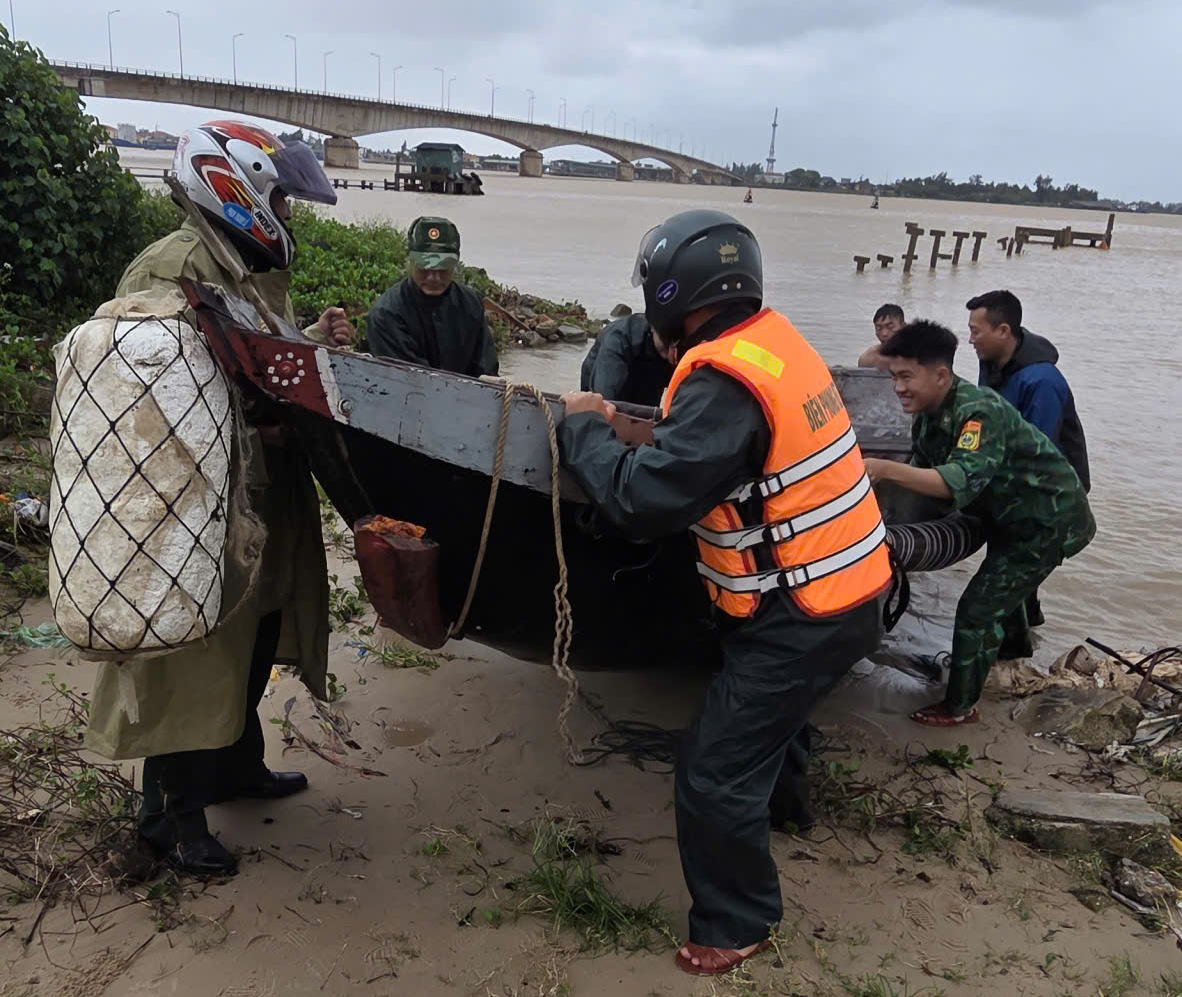 Bão số 12 Fengshen chưa vào, nhiều ghe, tàu đã chìm ở Quảng Trị- Ảnh 2.