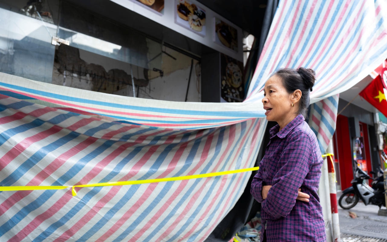 Cận cảnh hiện trường bê tông rơi khiến người đi đường tử vong trên phố Hà Nội: Bảo vệ kể lại giây phút ám ảnh- Ảnh 4. Cận cảnh hiện trường bê tông rơi khiến người đi đường tử vong trên phố Hà Nội: Bảo vệ kể lại giây phút ám ảnh- Ảnh 4.