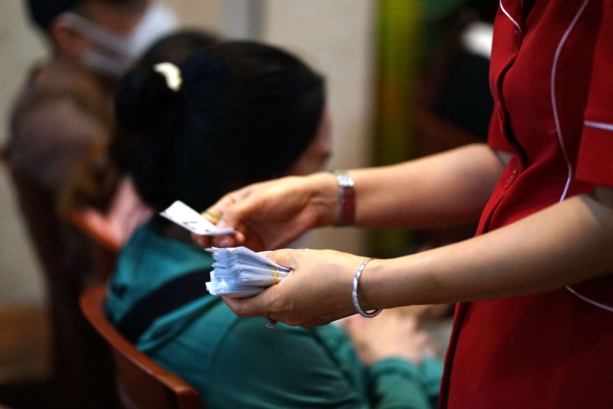 Cảnh tượng khó tin tại tiệm vàng ở TP.HCM: Xếp hàng từ nửa đêm gà gáy để mua quà mừng cưới con cháu- Ảnh 5.