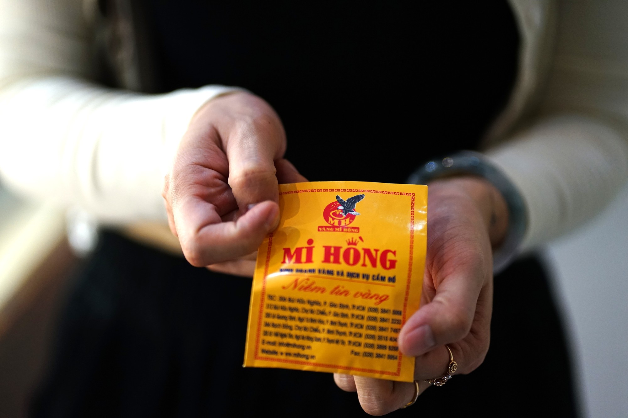 Cảnh tượng khó tin tại tiệm vàng ở TP.HCM: Xếp hàng từ nửa đêm gà gáy để mua quà mừng cưới con cháu- Ảnh 8.