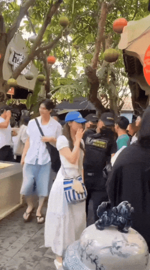 "Bắt gọn" dàn sao Ngự Trù Của Bạo Chúa dạo chơi Đà Nẵng: May mà không mưa!- Ảnh 4. "Bắt gọn" dàn sao Ngự Trù Của Bạo Chúa dạo chơi Đà Nẵng: May mà không mưa!- Ảnh 4.