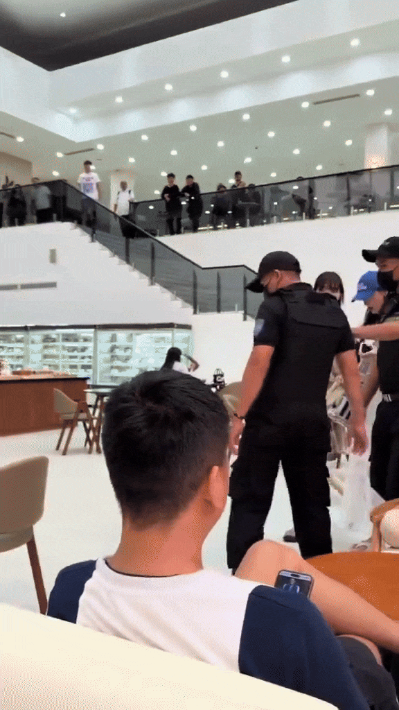 "Bắt gọn" dàn sao Ngự Trù Của Bạo Chúa dạo chơi Đà Nẵng: May mà không mưa!- Ảnh 6. "Bắt gọn" dàn sao Ngự Trù Của Bạo Chúa dạo chơi Đà Nẵng: May mà không mưa!- Ảnh 6.