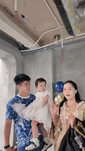 Duy Mạnh c&ugrave;ng vợ đ&oacute;n sinh nhật 