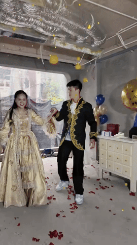 Duy Mạnh c&ugrave;ng vợ đ&oacute;n sinh nhật 