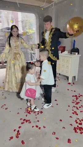 Duy Mạnh c&ugrave;ng vợ đ&oacute;n sinh nhật 