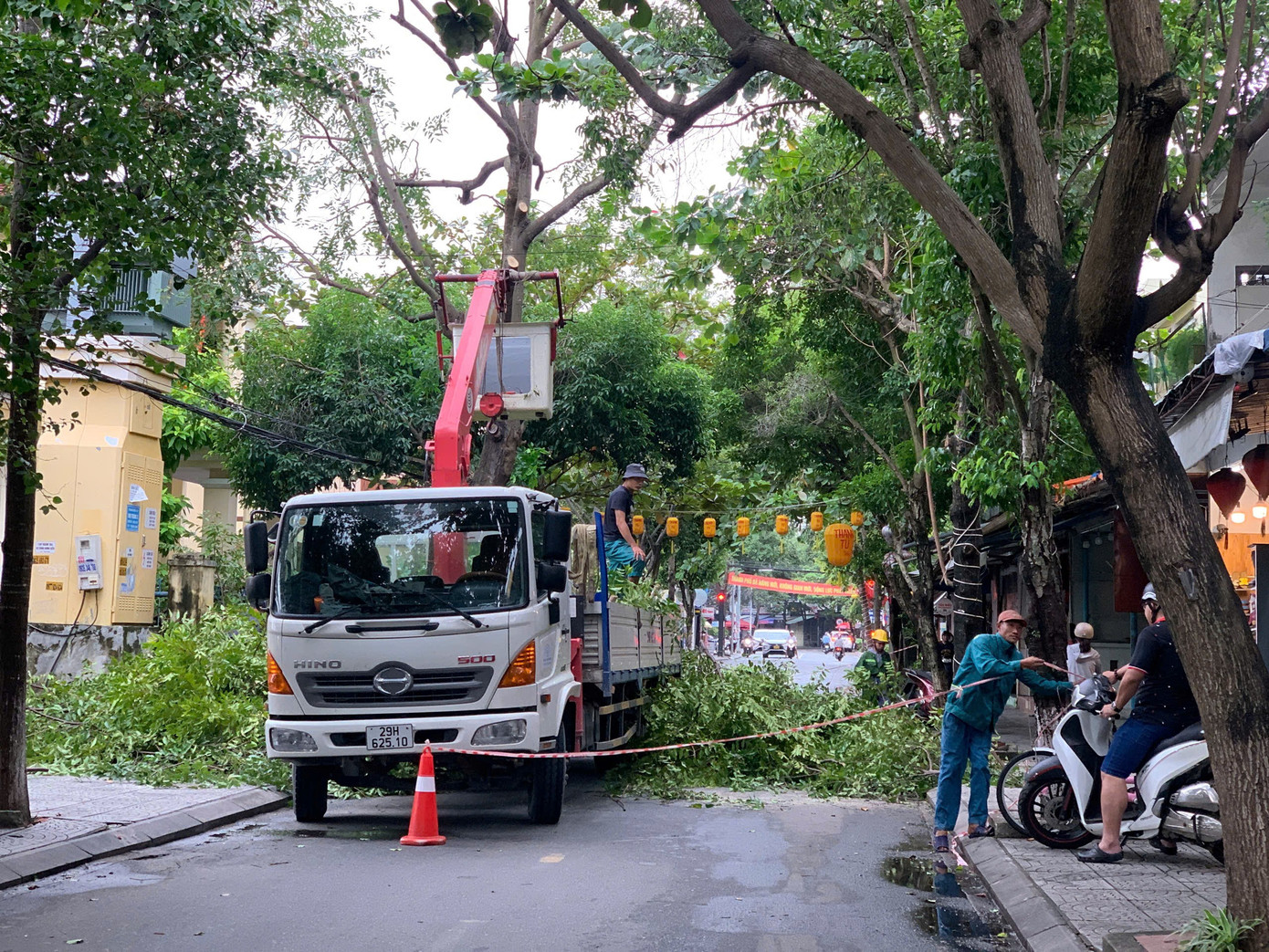 Nước sông Hoài tràn phố cổ Hội An, du khách thích thú đạp xe, lội nước lũ- Ảnh 19.