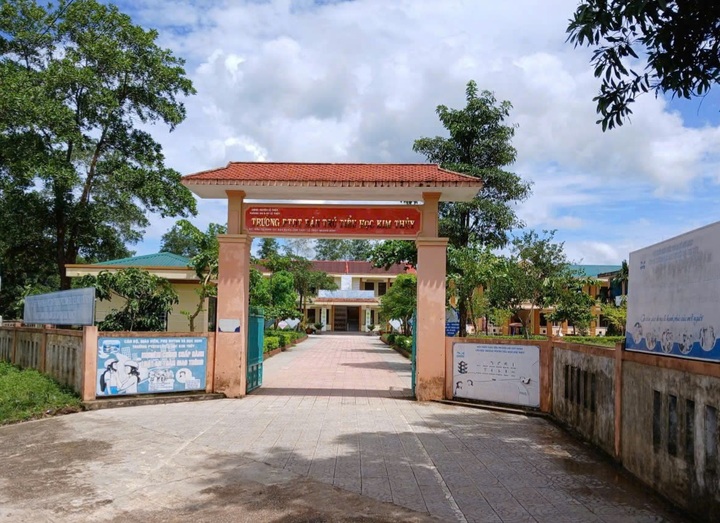 40 học sinh nhập viện sau bữa ăn bán trú: Tiếp tục đình chỉ công tác nữ hiệu phó- Ảnh 1.