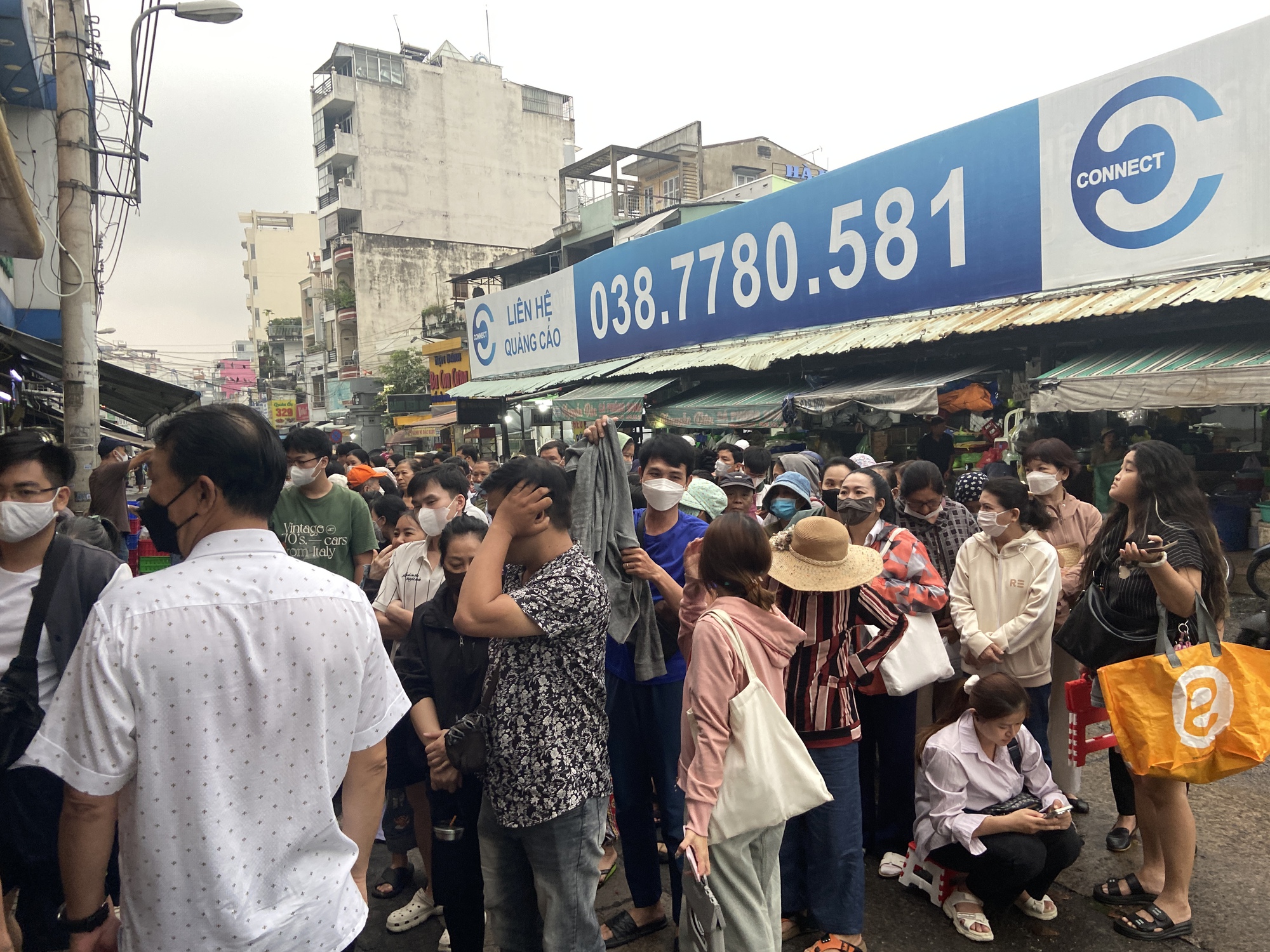 Cảnh tượng khó tin tại tiệm vàng ở TP.HCM: Xếp hàng từ nửa đêm gà gáy để mua quà mừng cưới con cháu- Ảnh 2.