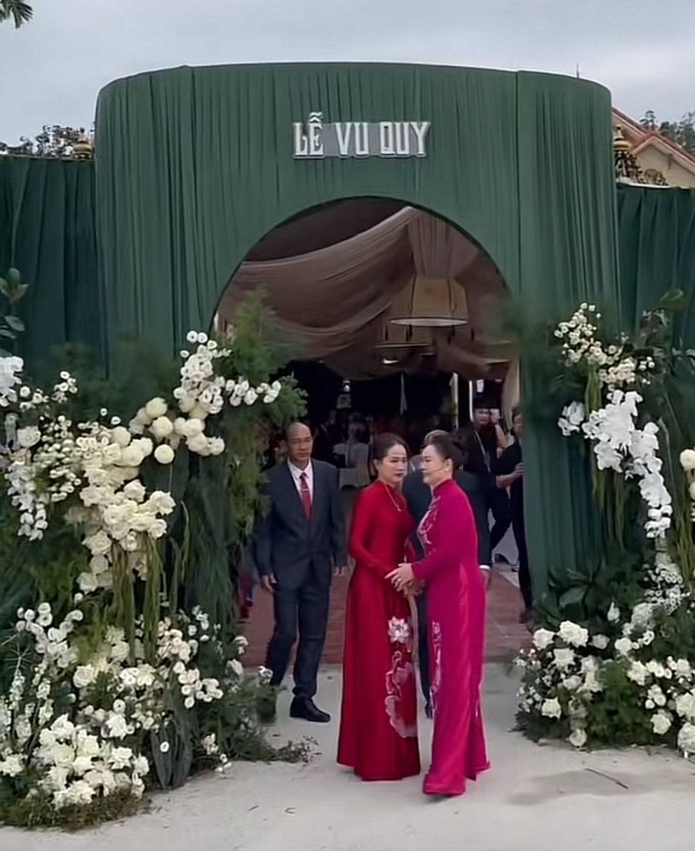 Lễ đón dâu Đỗ Hà và thiếu gia tập đoàn Sơn Hải: Cô dâu cực xinh, thái độ mẹ chồng gây chú ý- Ảnh 11.