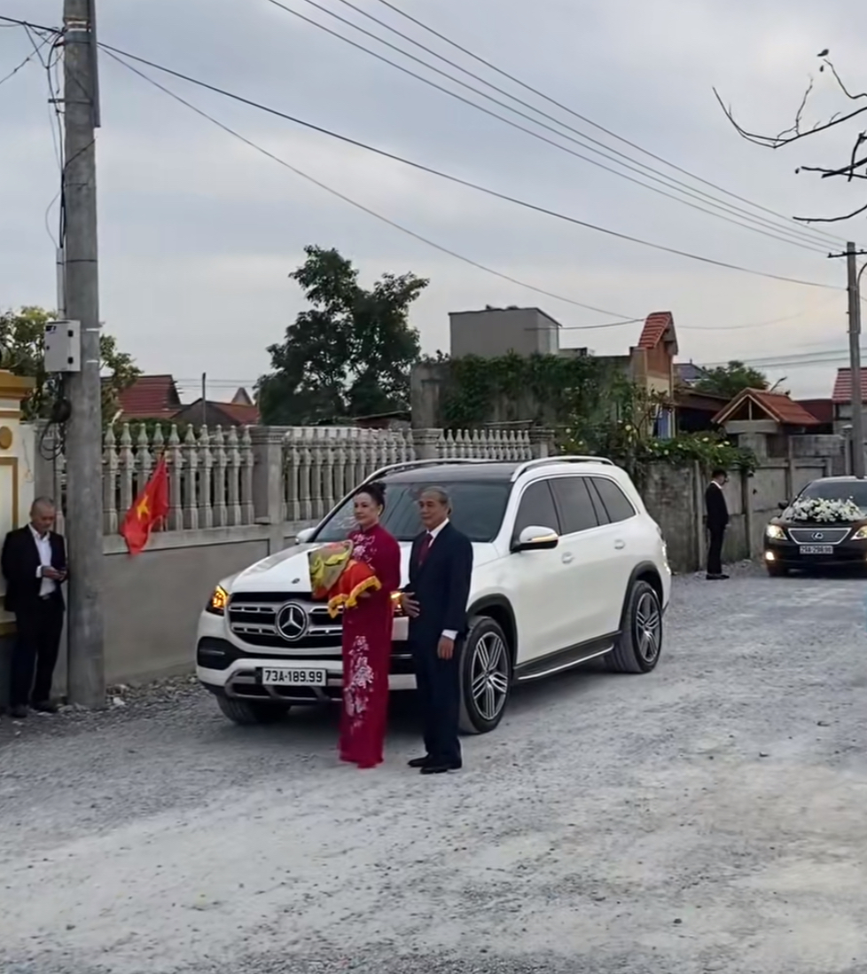 Lễ đón dâu Đỗ Hà và thiếu gia tập đoàn Sơn Hải: Cô dâu cực xinh, thái độ mẹ chồng gây chú ý- Ảnh 10.