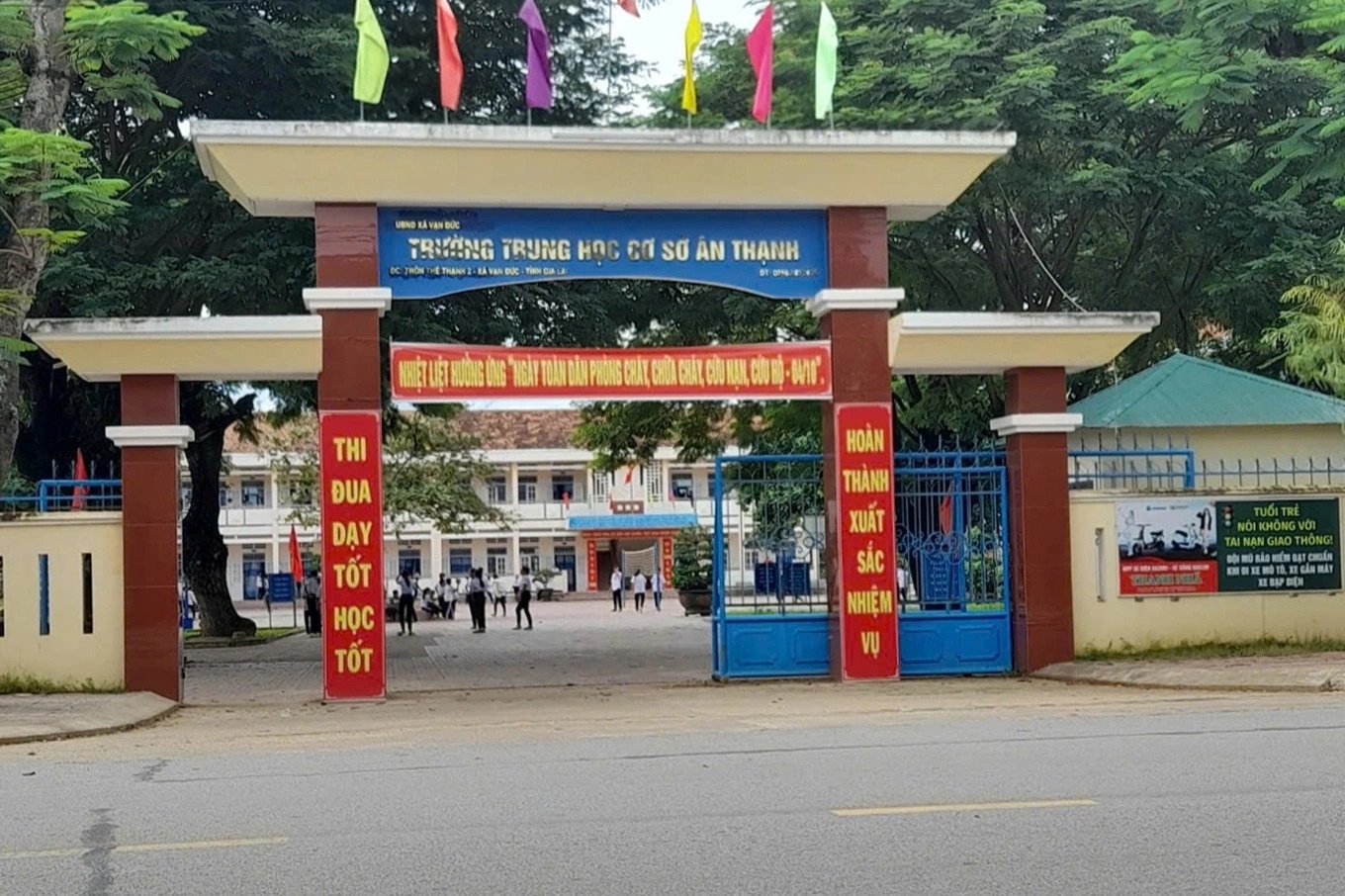 Bức xúc vì phó hiệu trưởng cho học sinh dừng tiết học để... quét rác giữa trời nắng- Ảnh 1. Bức xúc vì phó hiệu trưởng cho học sinh dừng tiết học để... quét rác giữa trời nắng- Ảnh 1.