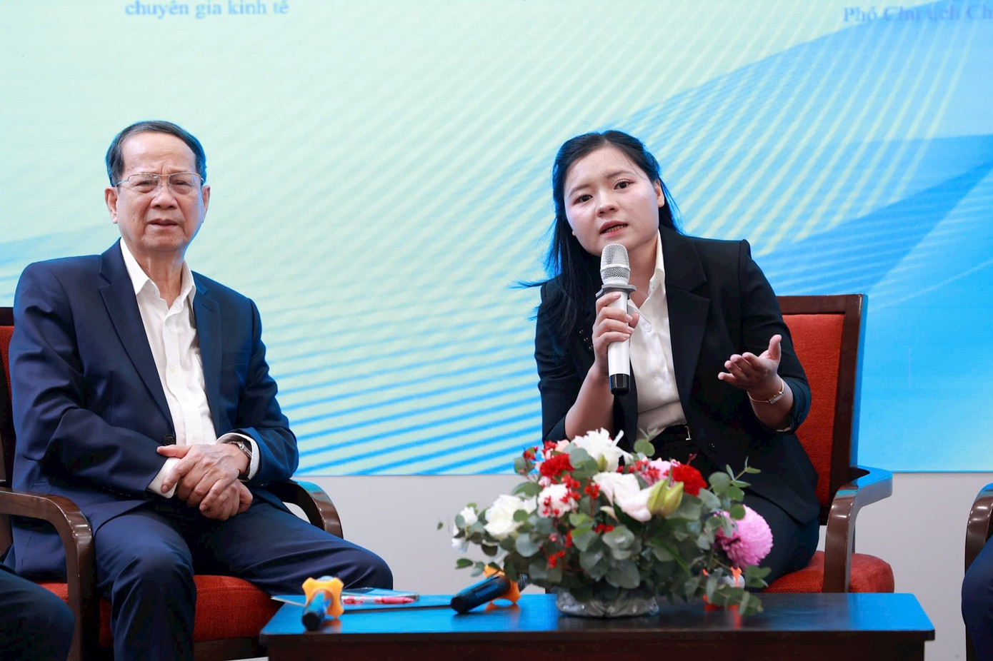 Giá vàng 'đánh võng' mạnh, việc nhà đầu tư nên làm ngay lúc này- Ảnh 2.