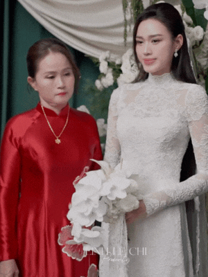 Mẹ Đỗ Hà không một nụ cười, gạt nước mắt khi đưa con gái về làm dâu hào môn- Ảnh 2.