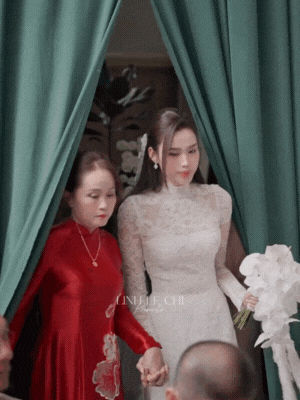 Mẹ Đỗ Hà không một nụ cười, gạt nước mắt khi đưa con gái về làm dâu hào môn- Ảnh 1.
