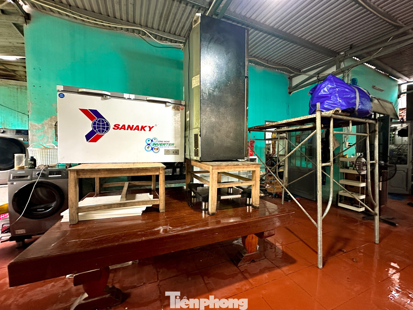 Đà Nẵng trước giờ bão vào: Lực lượng chức năng gõ cửa từng nhà hỗ trợ dân kê đồ, di dời- Ảnh 8. Đà Nẵng trước giờ bão vào: Lực lượng chức năng gõ cửa từng nhà hỗ trợ dân kê đồ, di dời- Ảnh 8.