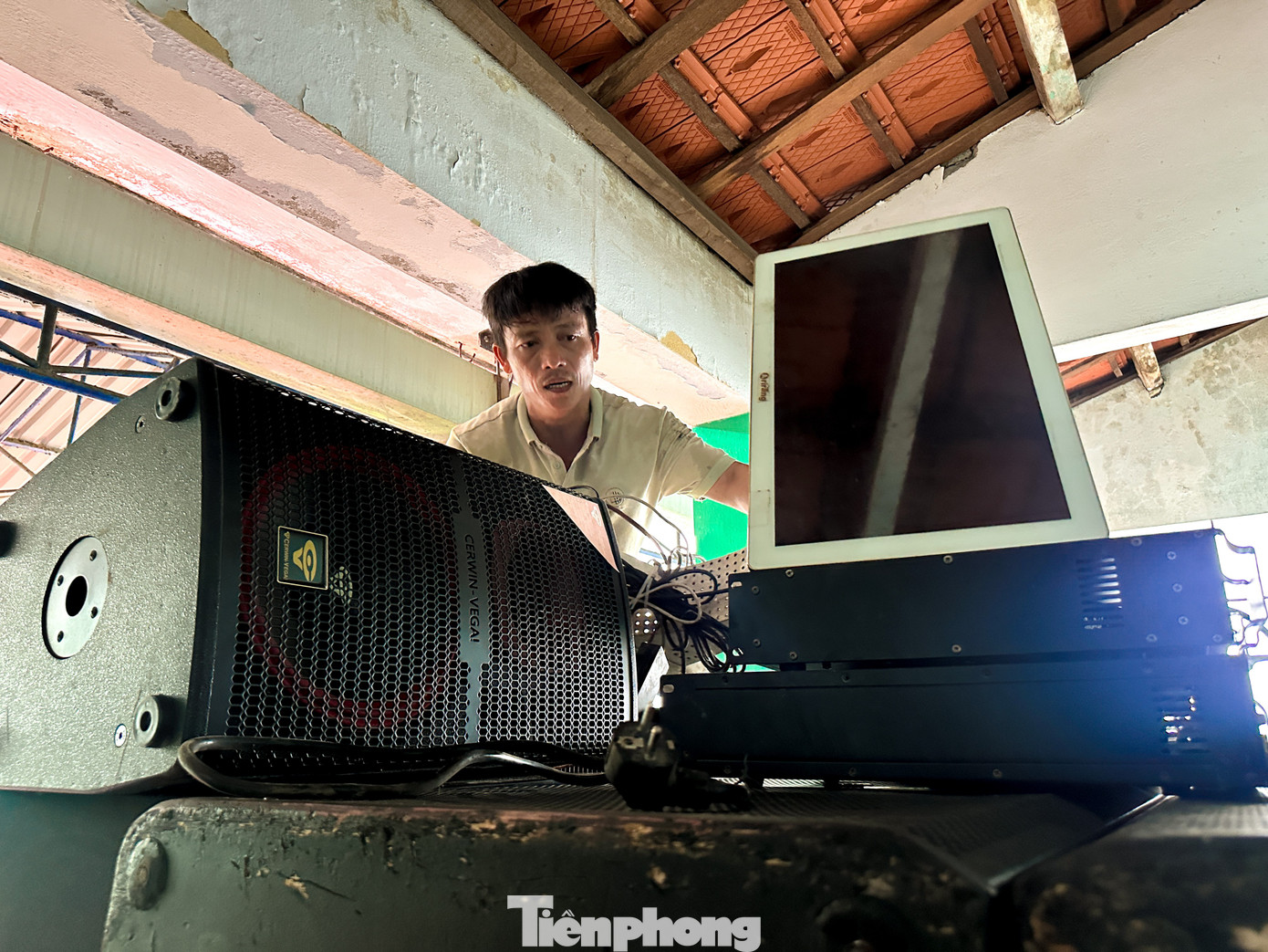 Đà Nẵng trước giờ bão vào: Lực lượng chức năng gõ cửa từng nhà hỗ trợ dân kê đồ, di dời- Ảnh 4. Đà Nẵng trước giờ bão vào: Lực lượng chức năng gõ cửa từng nhà hỗ trợ dân kê đồ, di dời- Ảnh 4.