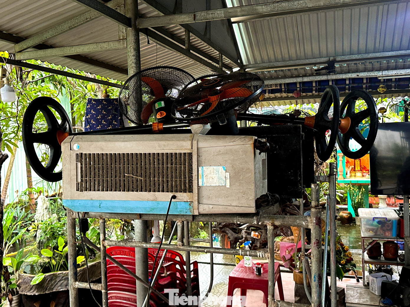 Đà Nẵng trước giờ bão vào: Lực lượng chức năng gõ cửa từng nhà hỗ trợ dân kê đồ, di dời- Ảnh 10. Đà Nẵng trước giờ bão vào: Lực lượng chức năng gõ cửa từng nhà hỗ trợ dân kê đồ, di dời- Ảnh 10.