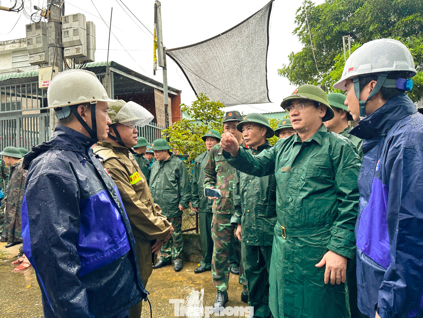 Đà Nẵng trước giờ bão vào: Lực lượng chức năng gõ cửa từng nhà hỗ trợ dân kê đồ, di dời- Ảnh 13. Đà Nẵng trước giờ bão vào: Lực lượng chức năng gõ cửa từng nhà hỗ trợ dân kê đồ, di dời- Ảnh 13.