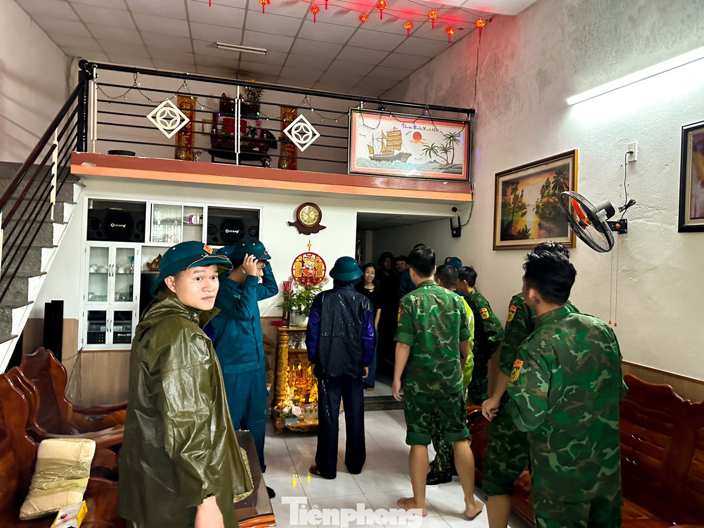Đà Nẵng trước giờ bão vào: Lực lượng chức năng gõ cửa từng nhà hỗ trợ dân kê đồ, di dời- Ảnh 1. Đà Nẵng trước giờ bão vào: Lực lượng chức năng gõ cửa từng nhà hỗ trợ dân kê đồ, di dời- Ảnh 1.