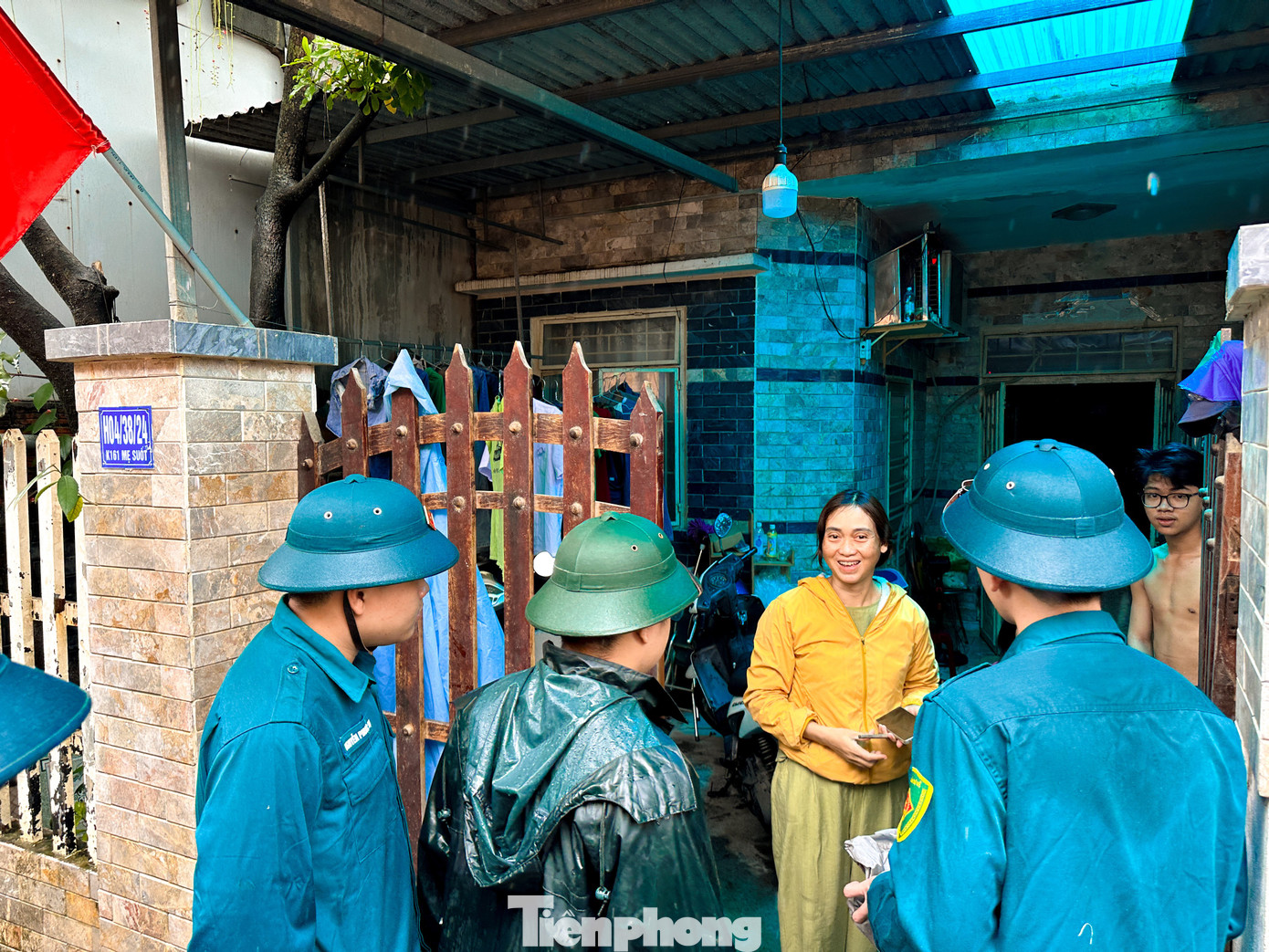 Đà Nẵng trước giờ bão vào: Lực lượng chức năng gõ cửa từng nhà hỗ trợ dân kê đồ, di dời- Ảnh 11. Đà Nẵng trước giờ bão vào: Lực lượng chức năng gõ cửa từng nhà hỗ trợ dân kê đồ, di dời- Ảnh 11.