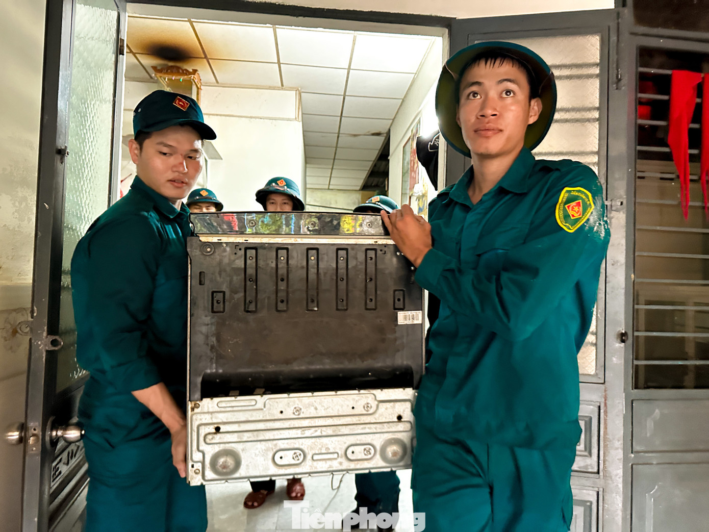 Đà Nẵng trước giờ bão vào: Lực lượng chức năng gõ cửa từng nhà hỗ trợ dân kê đồ, di dời- Ảnh 3. Đà Nẵng trước giờ bão vào: Lực lượng chức năng gõ cửa từng nhà hỗ trợ dân kê đồ, di dời- Ảnh 3.