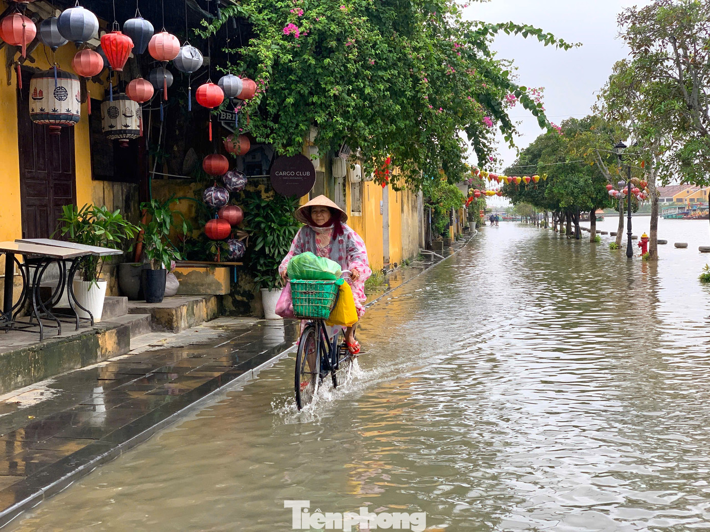 Nước sông Hoài tràn phố cổ Hội An, du khách thích thú đạp xe, lội nước lũ- Ảnh 13.